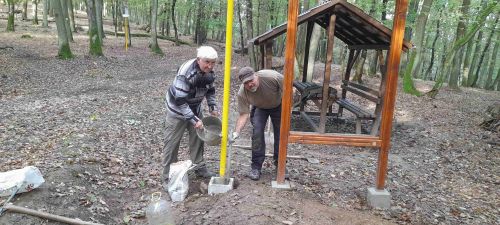 8. pri betonazi kovoveho stlpa cyklopoludnika pomahali dano z ivanom.